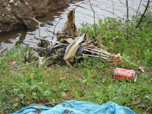 paraguas roto y lata de coca cola