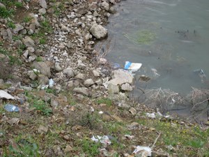 restos de basura en la orilla