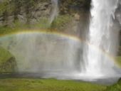 arco iris sobre cascada